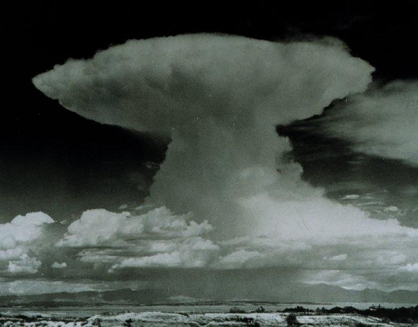  Em um momento raro, a Cumulonimbus incus de célula única claramente desenvolvida apresentando a forma clássica de bigorna. Rajadas ocorrerão próximas e abaixo. 